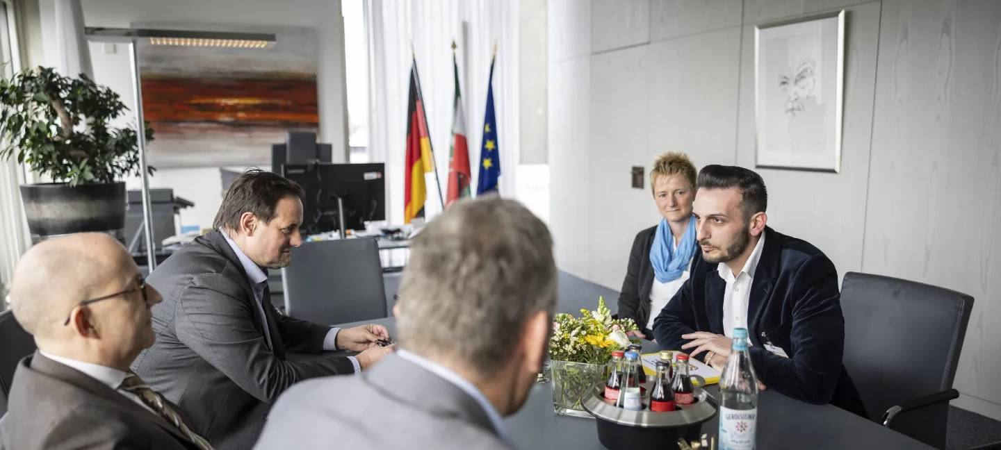 Die gesammelten Unterschriften wurden kürzlich offiziell in der Landeshauptstadt Düsseldorf an den Vorsitzenden des Verkehrsausschusses übergeben