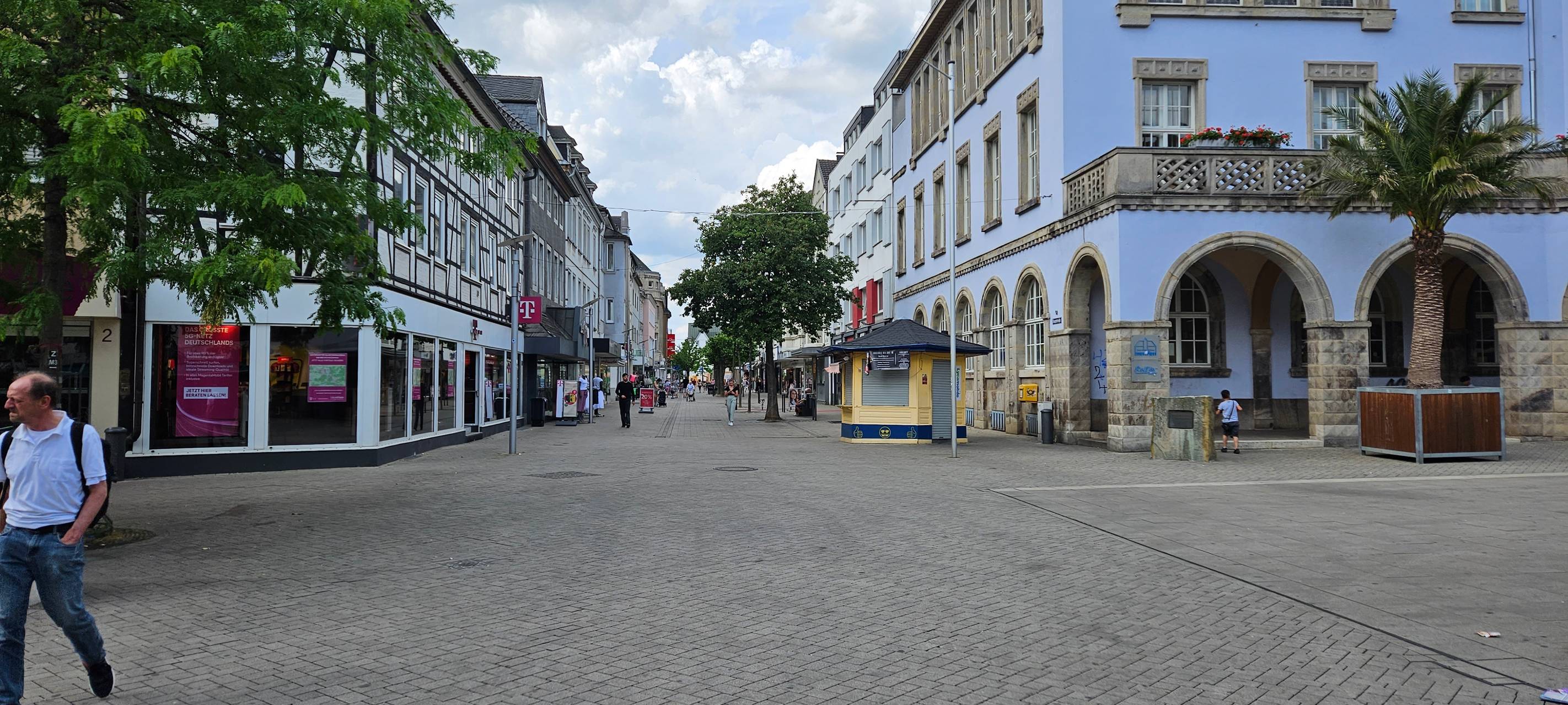 Mendener Innenstadt bei blauem Himmel und Sonnenschein