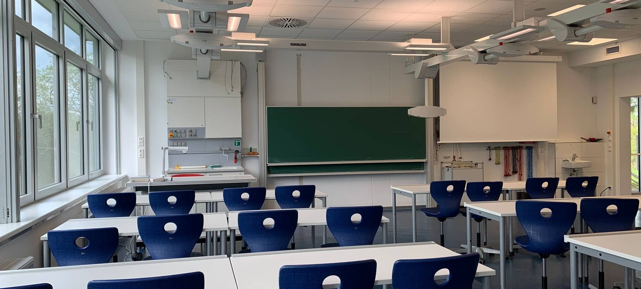 Eine der Maßnahmen war die Modernisierung der Klassenräume mit unter anderem mit Leinwand und Beamer.