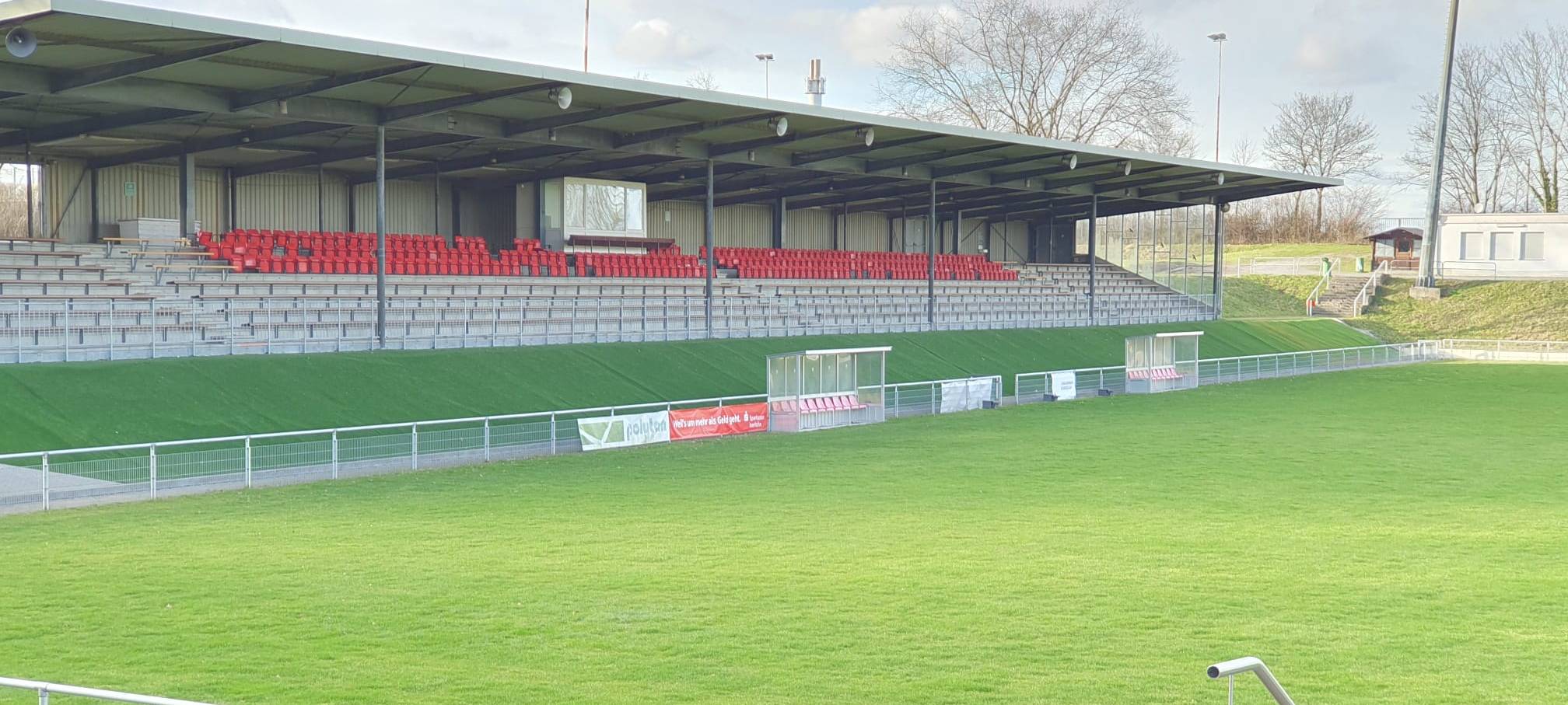 Das Iserlohner Hemberg Stadion mit neuem Rasen.