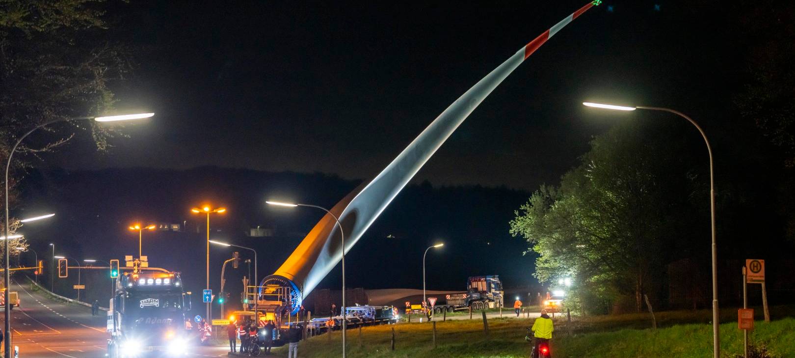 Wegen der Größe und der eingeschränkten Wendefähigkeiten müssen Straßenschilder auf dem Weg abgebaut werden.
