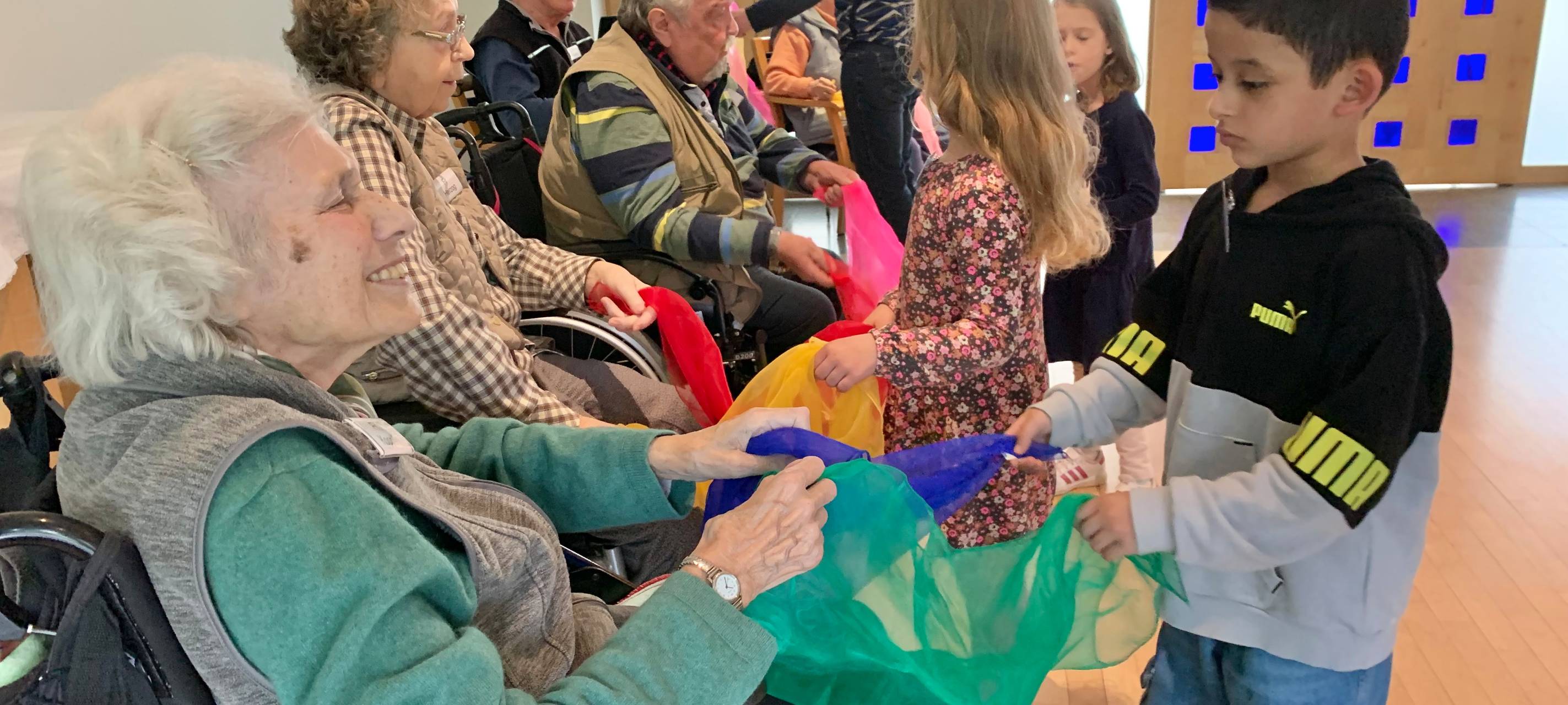 Kinder im Eiringhauser Altenzentrum St. Josef