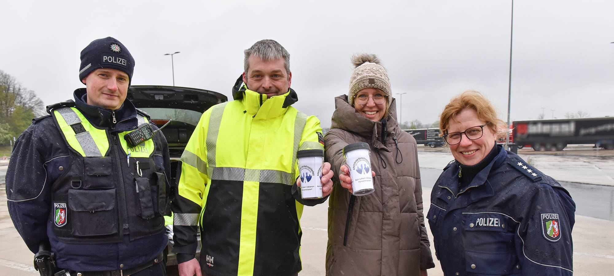 Kaffee statt Kontrolle: Die Polizei besuchte am Mittwoch Parkplätze, an denen LKW-Fahrer Pause machen und verteilte Kaffee und Becher.