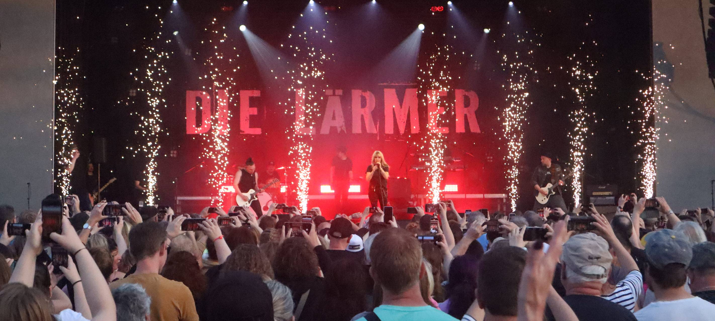 Tausende feiern Die Lärmer in Hemer