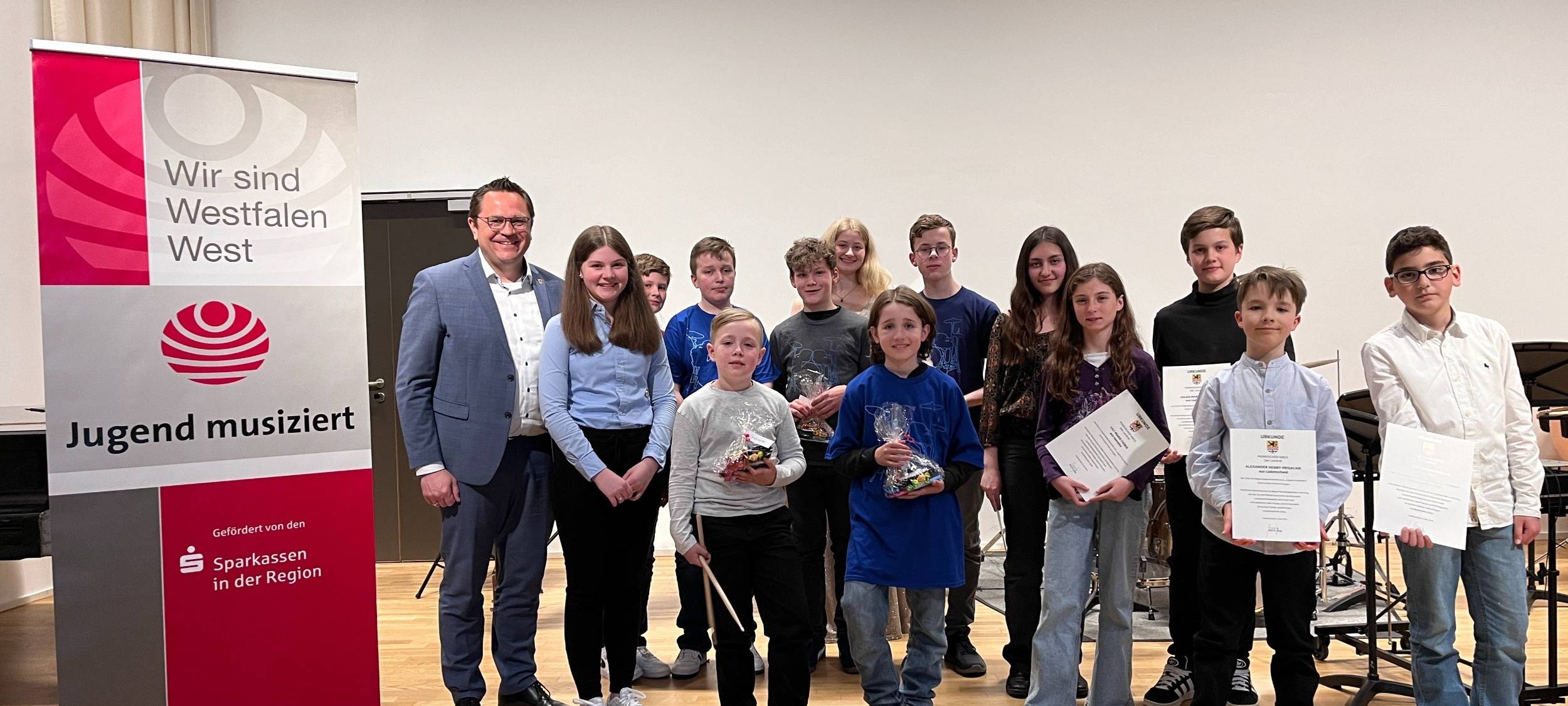 Landrat Marco Voge (links) ehrte die talentierten Musikerinnen und Musiker beim Regionalwettbewerb „Jugend Musiziert“. Erstmalig fand die Feierstunde in der Musikschule der Stadt Lüdenscheid statt.