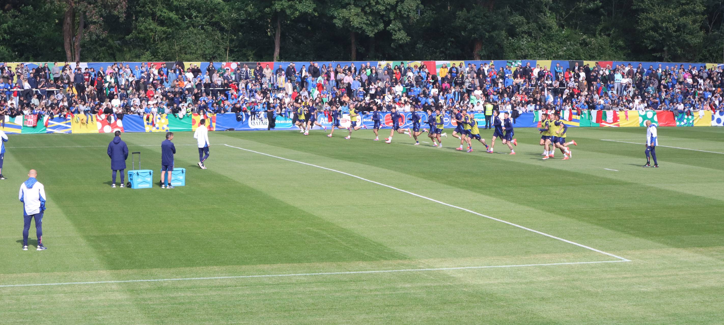 Italienische Fußball-Nationalmannschaft begeistert Fans in Iserlohn