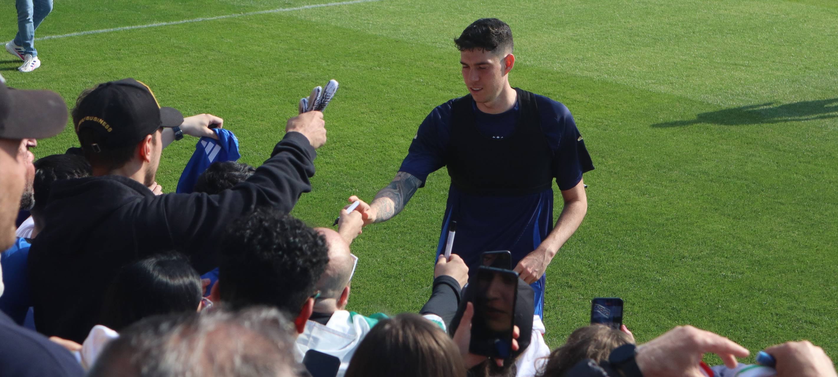 Italienische Fußball-Nationalmannschaft begeistert Fans in Iserlohn