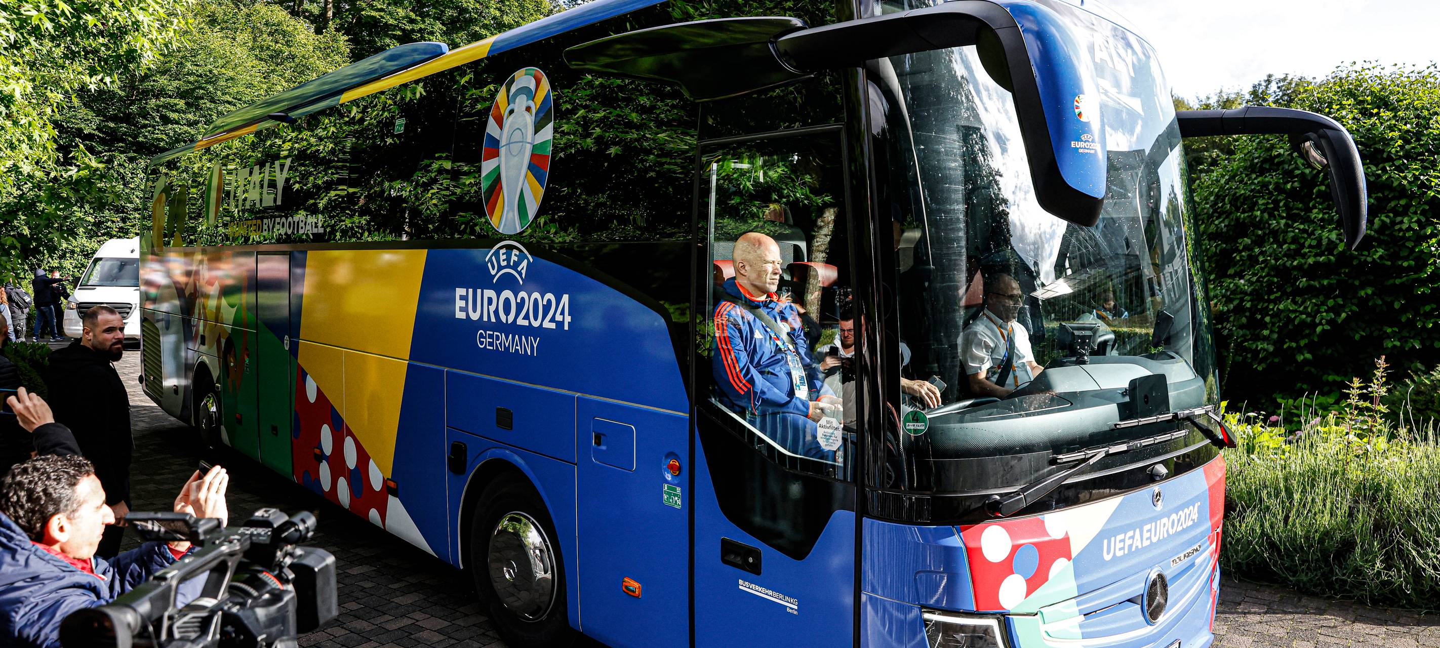 Wird vor jedem Training vor dem Stadion am Hemberg von Fans erwartet: Der Mannschaftsbus der Squadra Azzura.