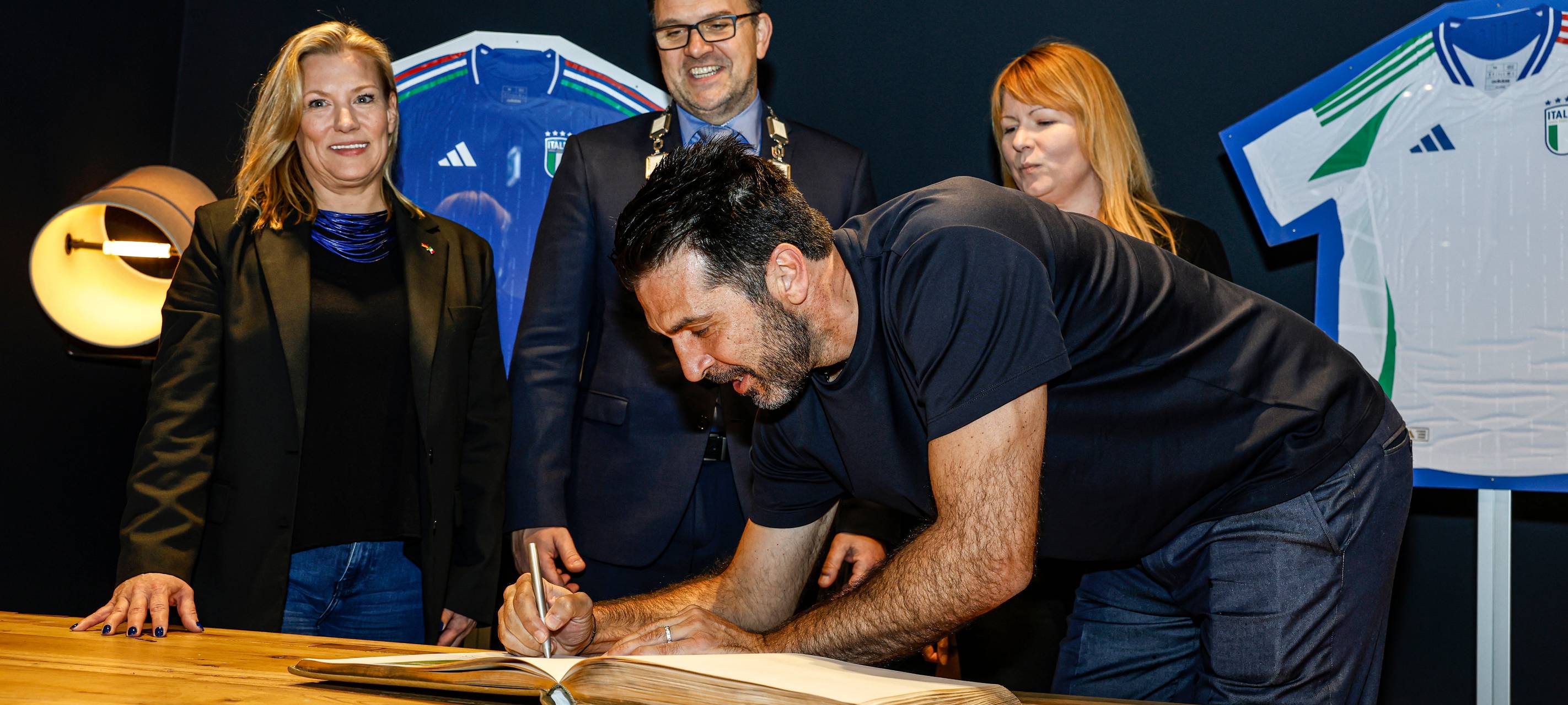 Italiens Torwart-Legende Gianluigi Buffon trägt sich ins Goldene Buch der Stadt Iserlohn ein.