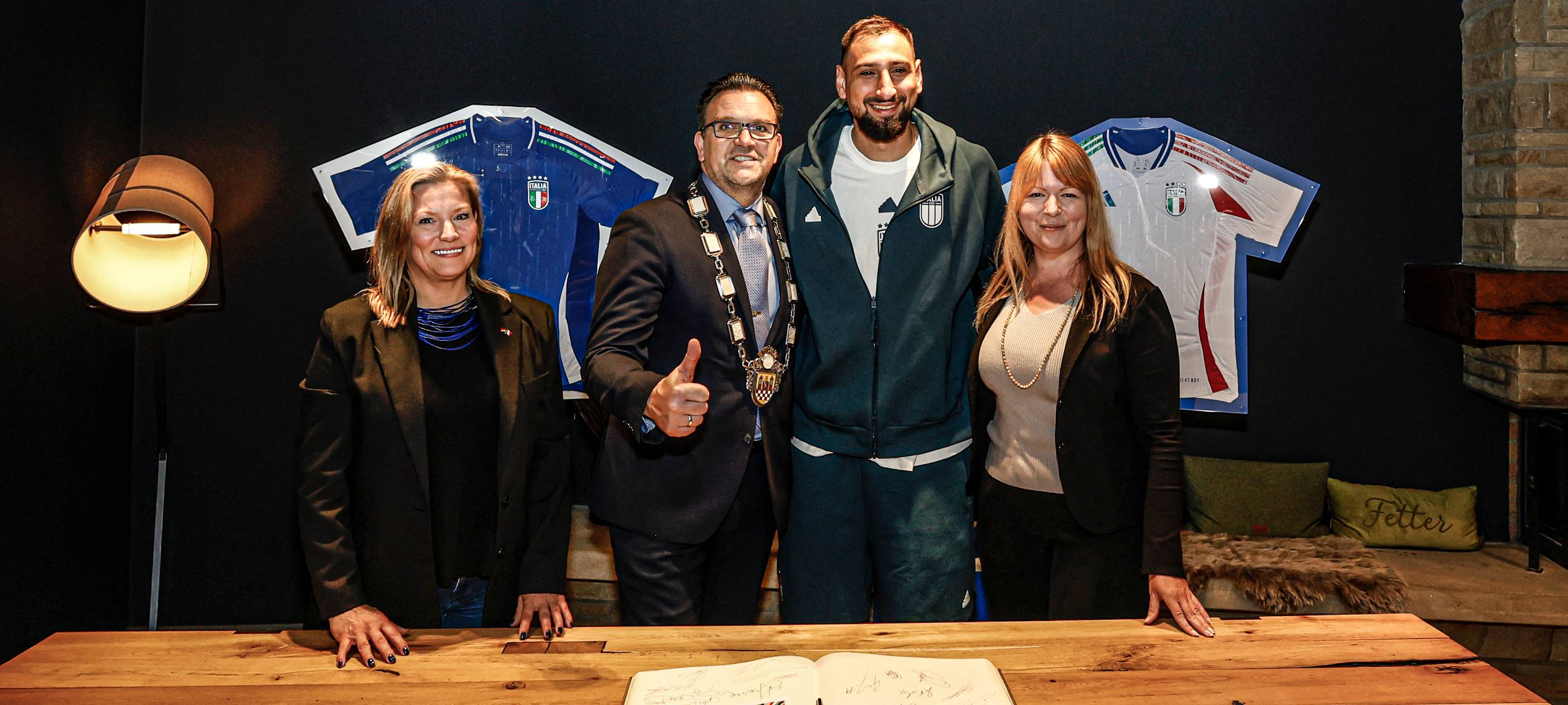 Auch der aktuelle Nationaltorwart Gianluigi Donnarumma jat sich im Goldenen Buch verewigt.