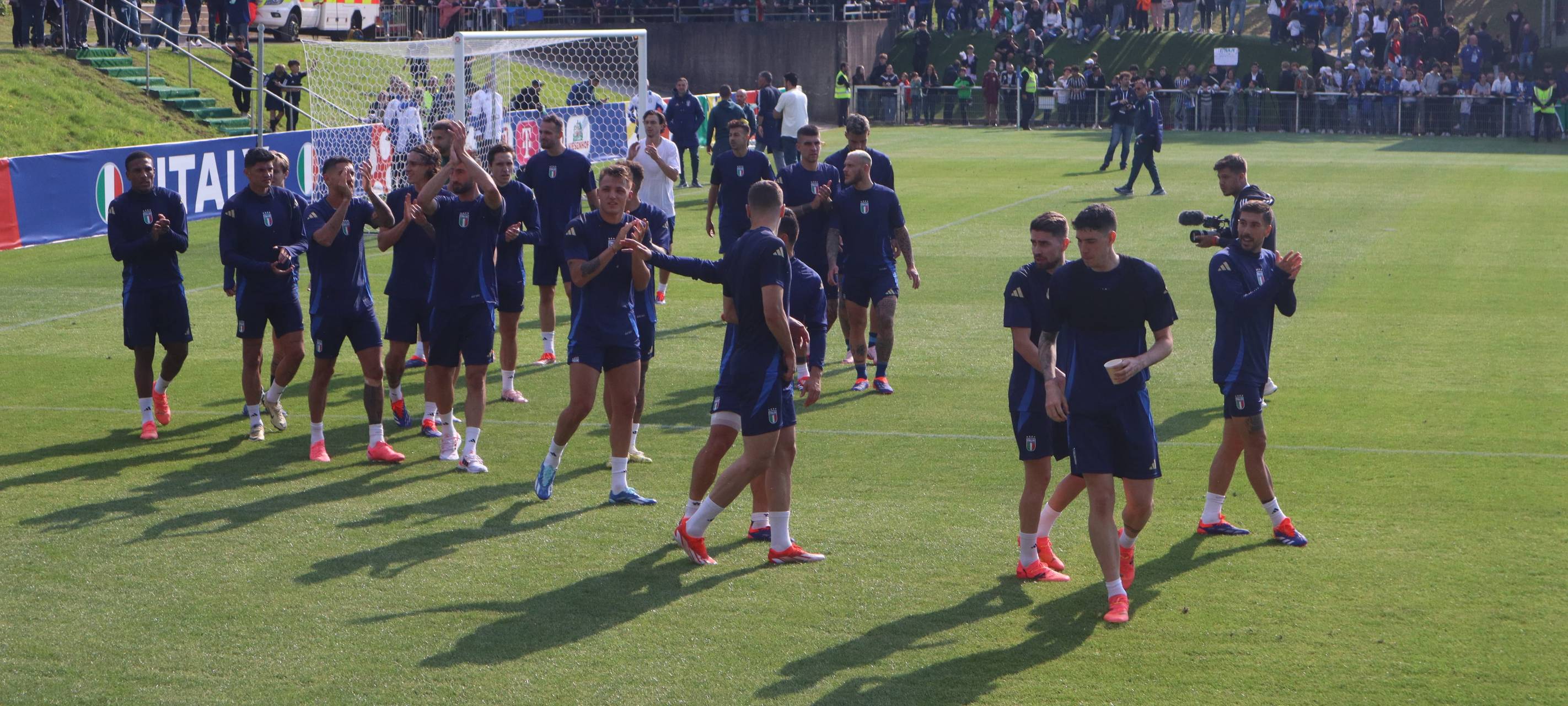 Italienische Fußball-Nationalmannschaft begeistert Fans in Iserlohn