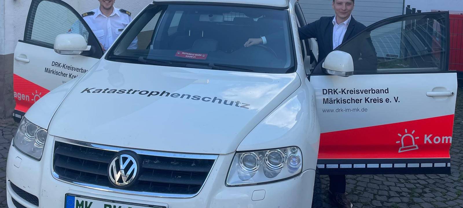 Niklas Sander (Kreisrotkreuzleitung und DRK-Einsatzkraft) und Pascal Hülle (DRK-Vorstand) am Einsatzwagen