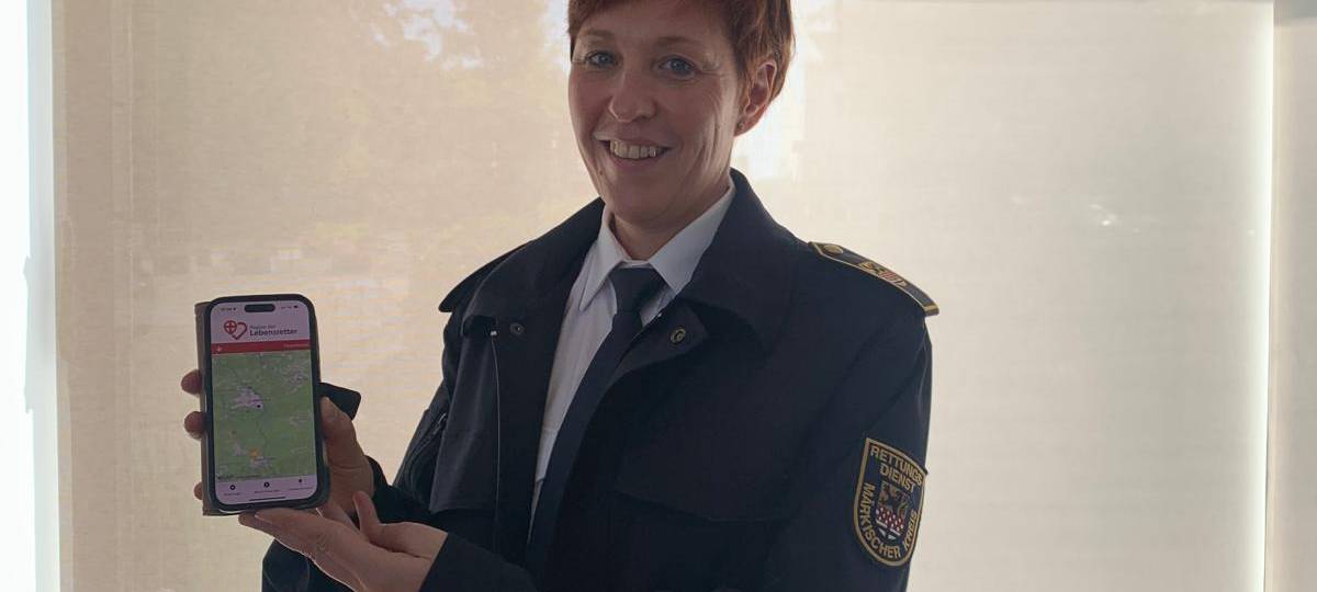 Oberärztin der Sportklinik Hellersen in Lüdenscheid (Susanne Weber) zeigt Lebensretter-App