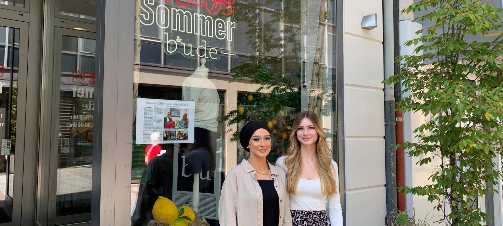 Die "Sommer B&Ude" in Iserlohn wird nur von Azubis geleitet. Zum Beispiel auch von Sedef Karabacak (links) und Hannah Jäger (rechts).