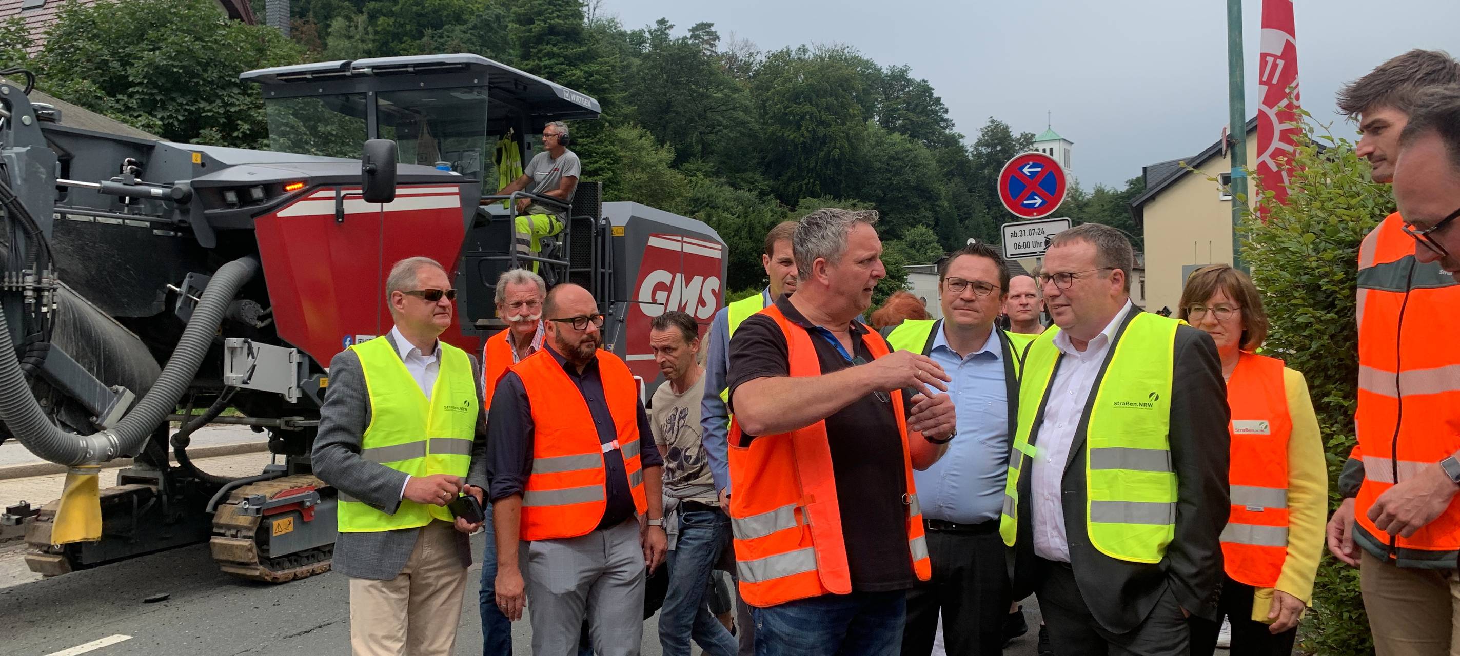 Oliver Krischer, NRW-Verkehrsminister, damals bei einem Termin in Hemer mit Landrat Marco Voge.