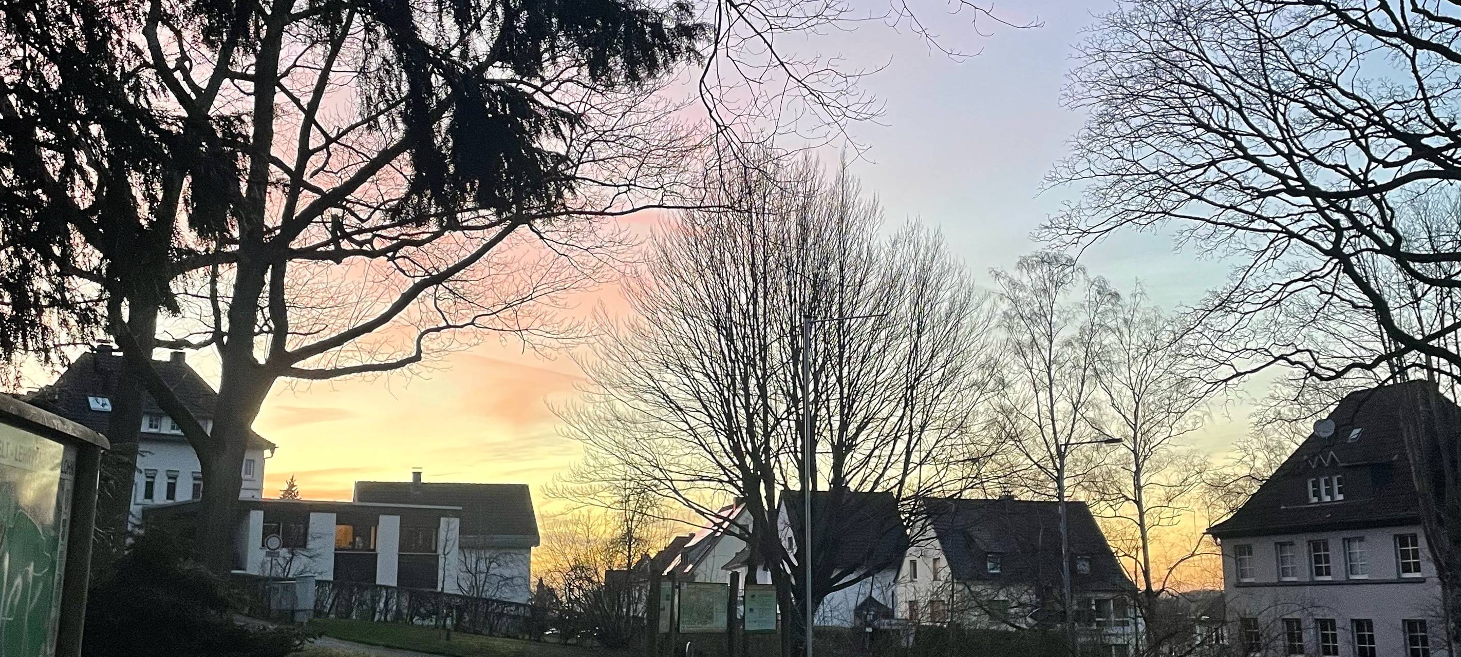 Helle Kleidung und "Vorsicht! Unsere Kids haben keinen Airbag" Plakate