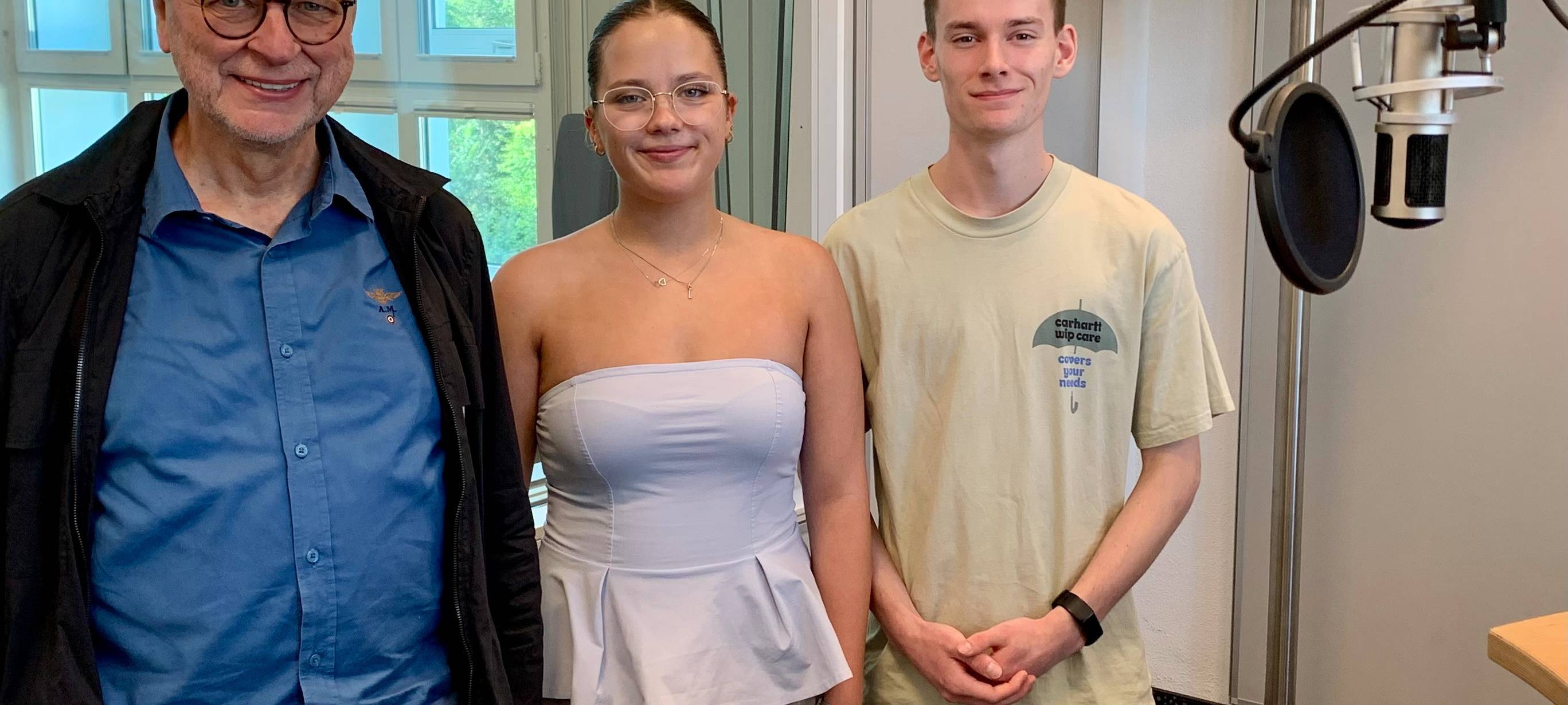 (vlnr) Jürgen Schwerter (Rotary-Club Iserlohn), mit den beiden Sprach-Scouts Marie (18) und Tommy (21).