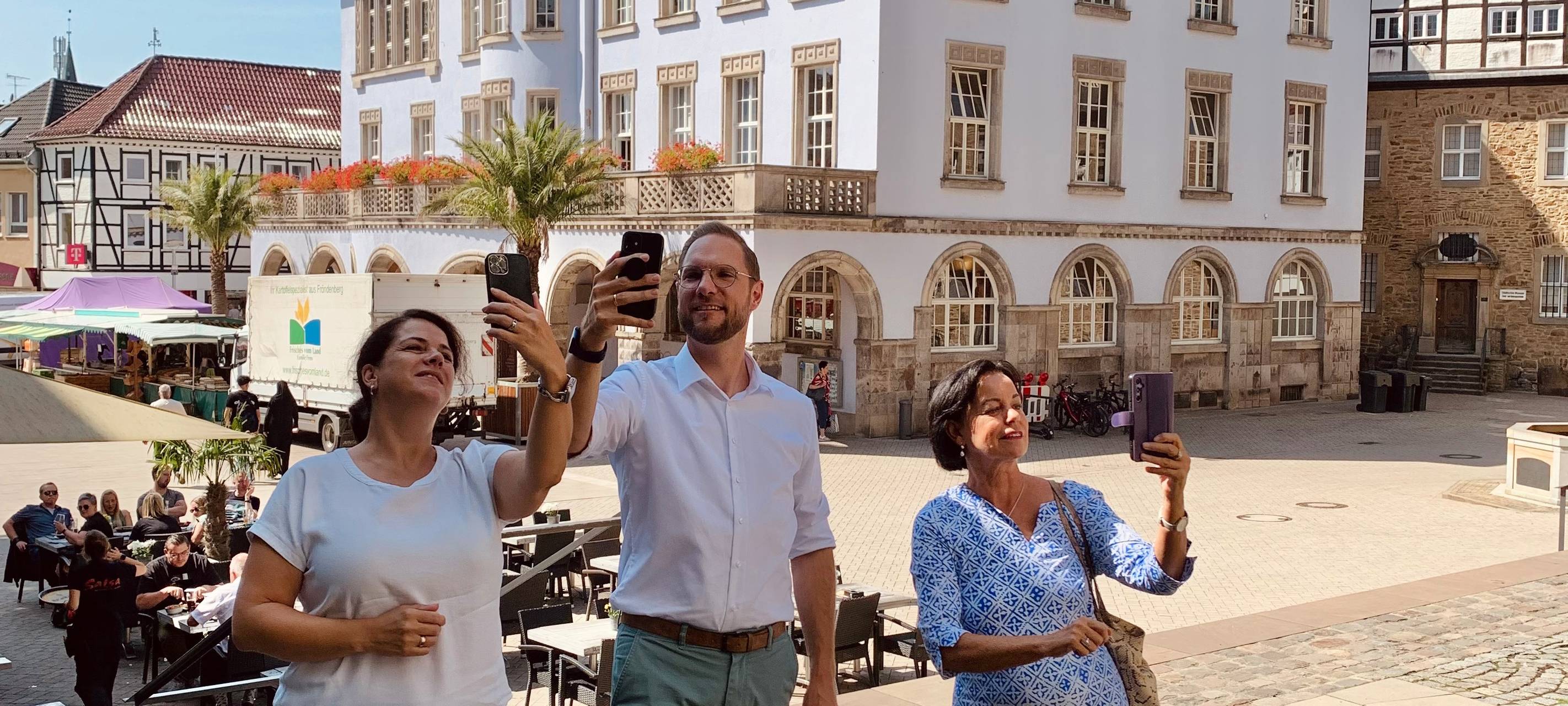 Vlnr: Melanie Kersting (GF StadtMarketing), Robin Eisbach (mendigital) und Jutta Törnig-Struck (Leiterin Kulturbüro Stadt Menden) testen die "ARound Menden" App.