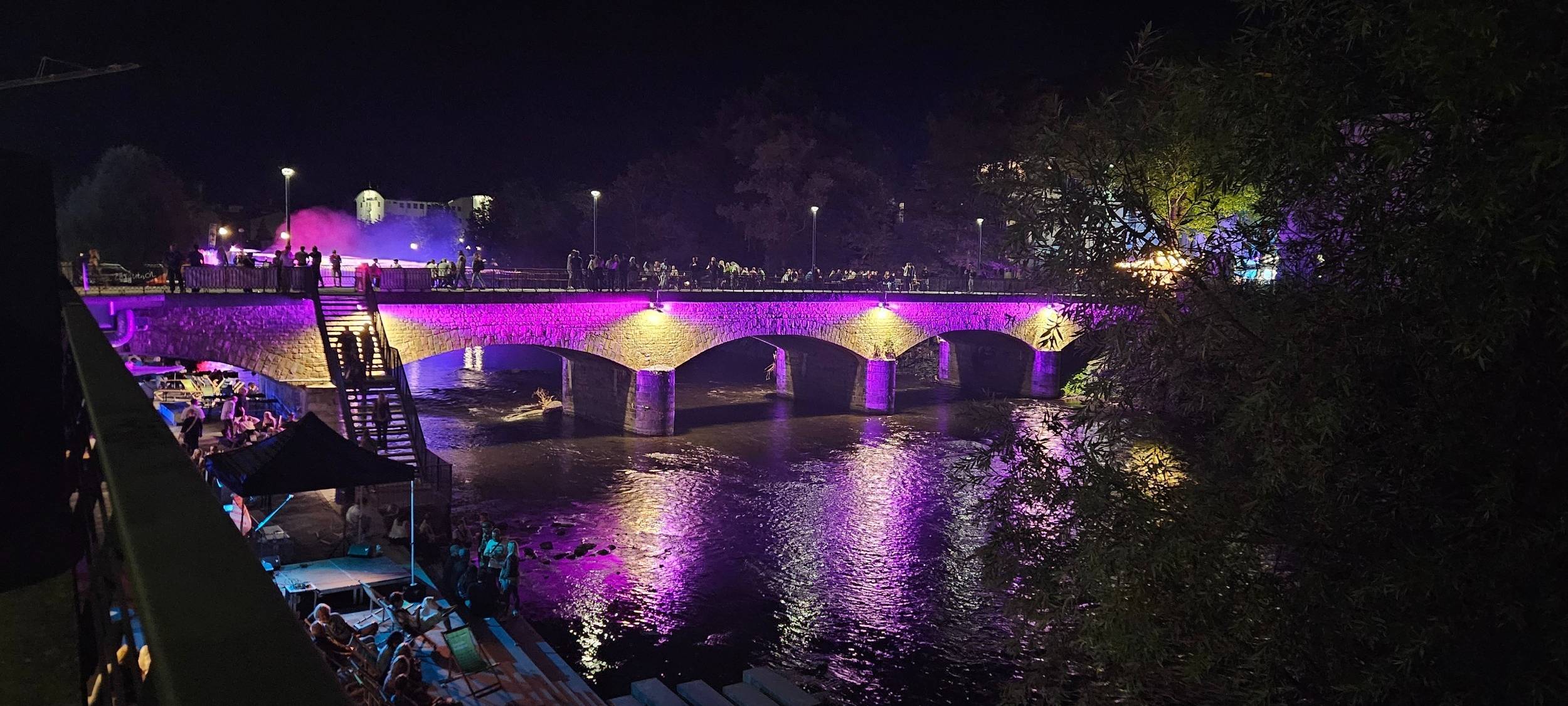 In bunte Farben gehüllt: Die Brücken über die Lenne beim Brückenfest in Iserlohn-Letmathe.