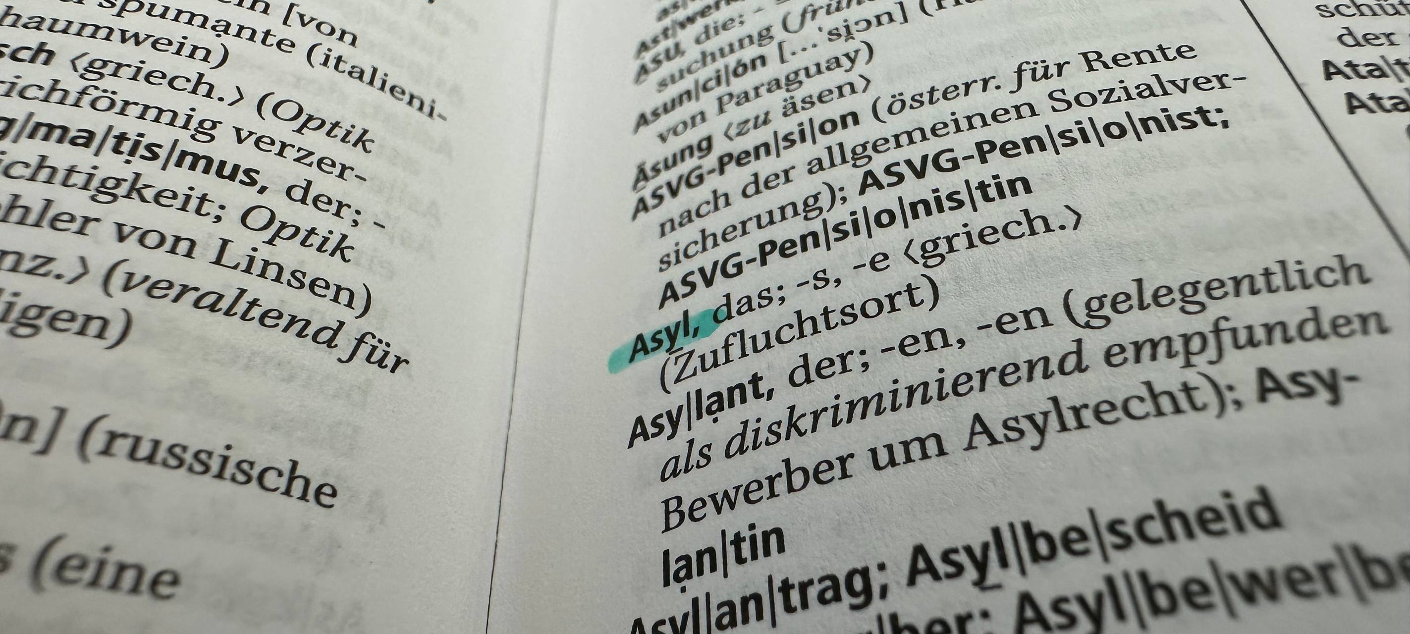 geöffneter Duden mit Erklärung zu Asyl