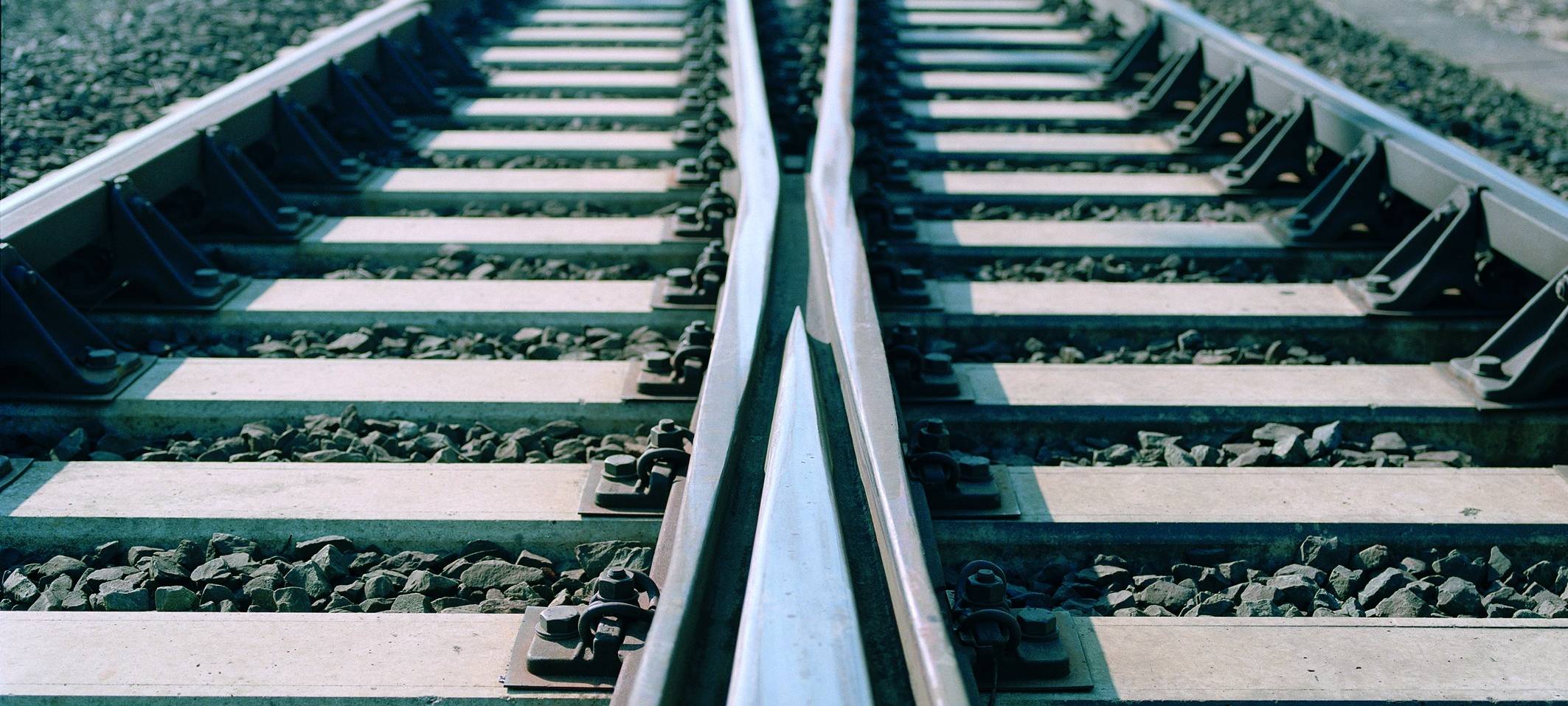 Zwei Schlüsselelemente aus einer Hand: Auf vielen Bahnstrecken werden Vossloh-Weichen von einem Schienenbefestigungssystemen gehalten.