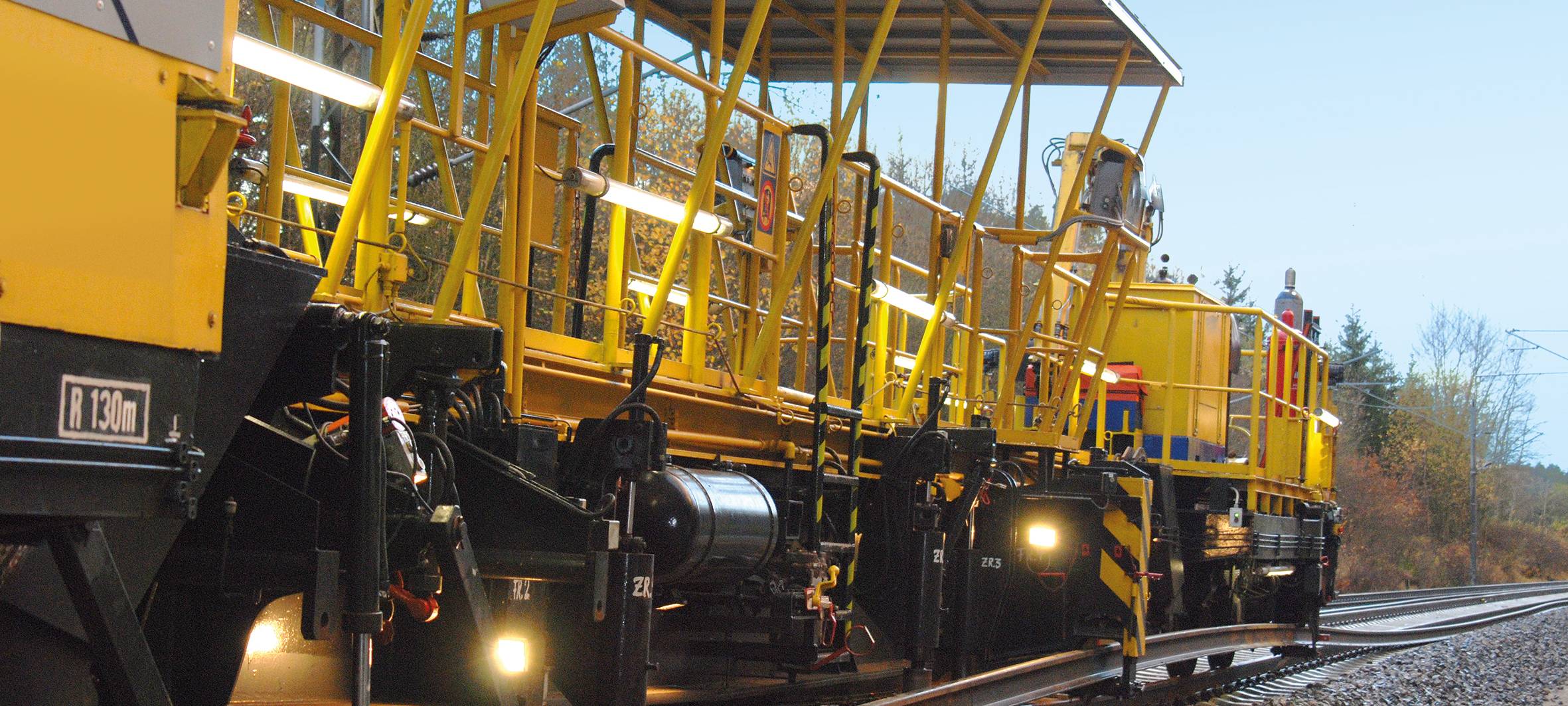 Das Schienenwechselsystem basiert auf Fahrzeugmodulen, die direkt auf der Schiene im Fließbandverfahren den kompletten Schienenwechsel leisten.