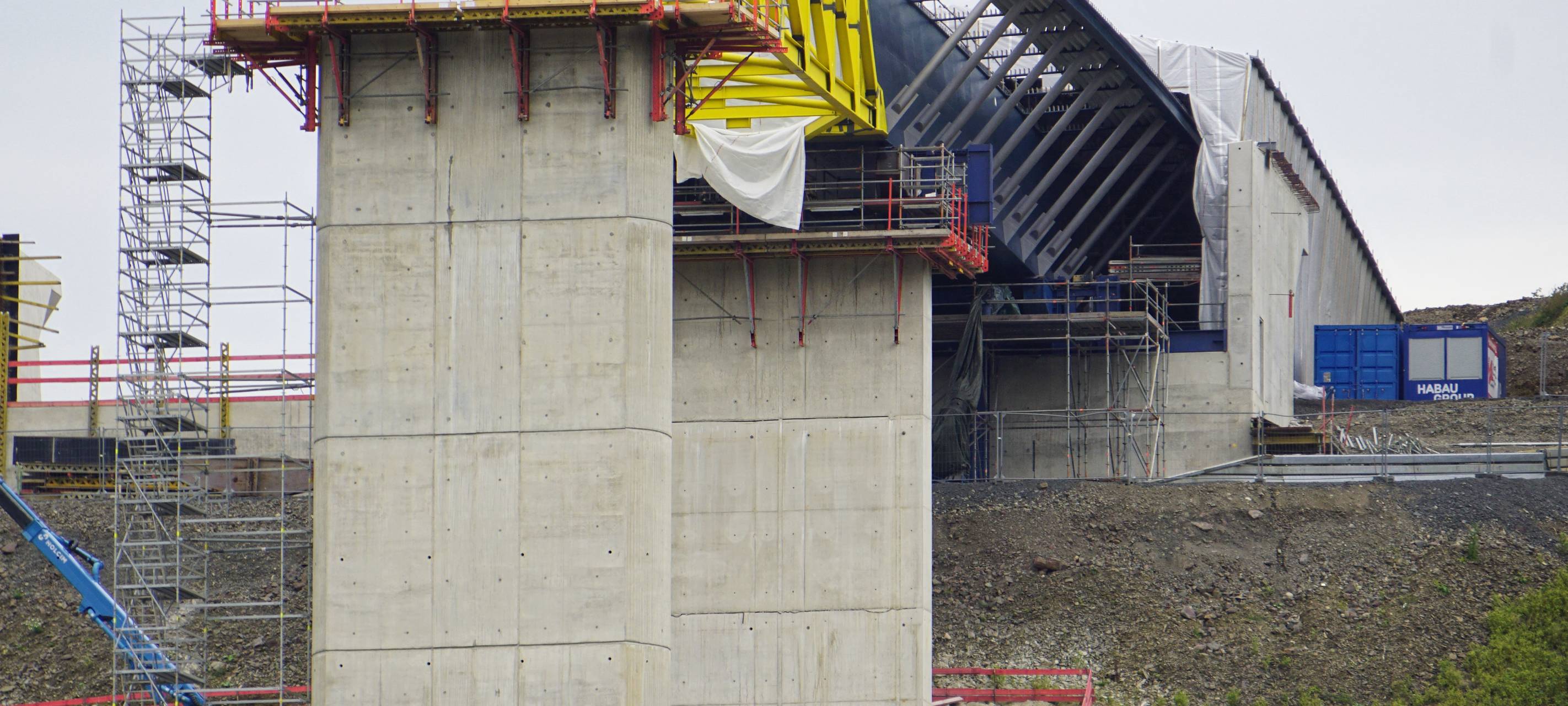 Stück für Stück wächst die neue Rahmedetalbrücke in Lüdenscheid über das Tal