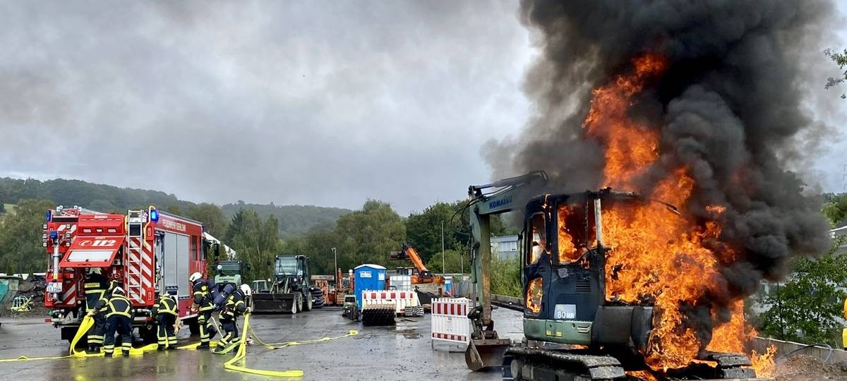 Bagger in Iserlohn völlig ausgebrannt
