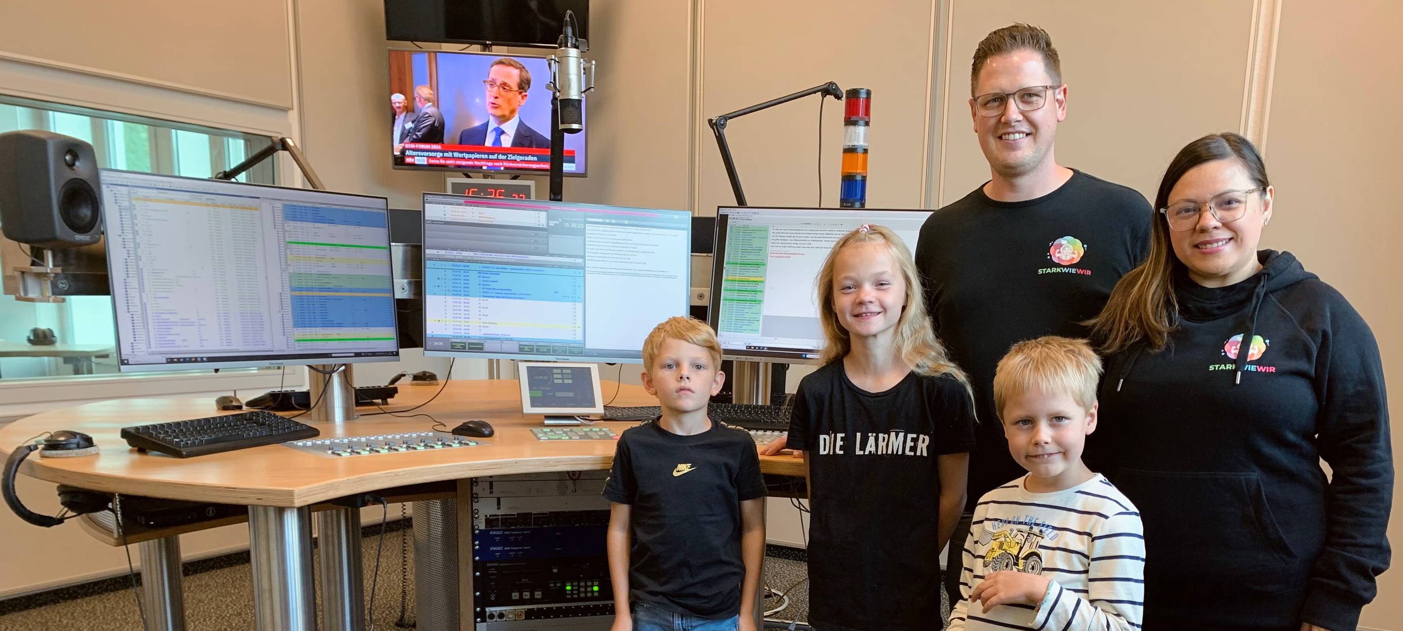 Noah, Leonie, Kilian und die beiden "Stark wie wir" Trainer: Kevin Schaulandt und Bianca Kurtz aus Iserlohn.