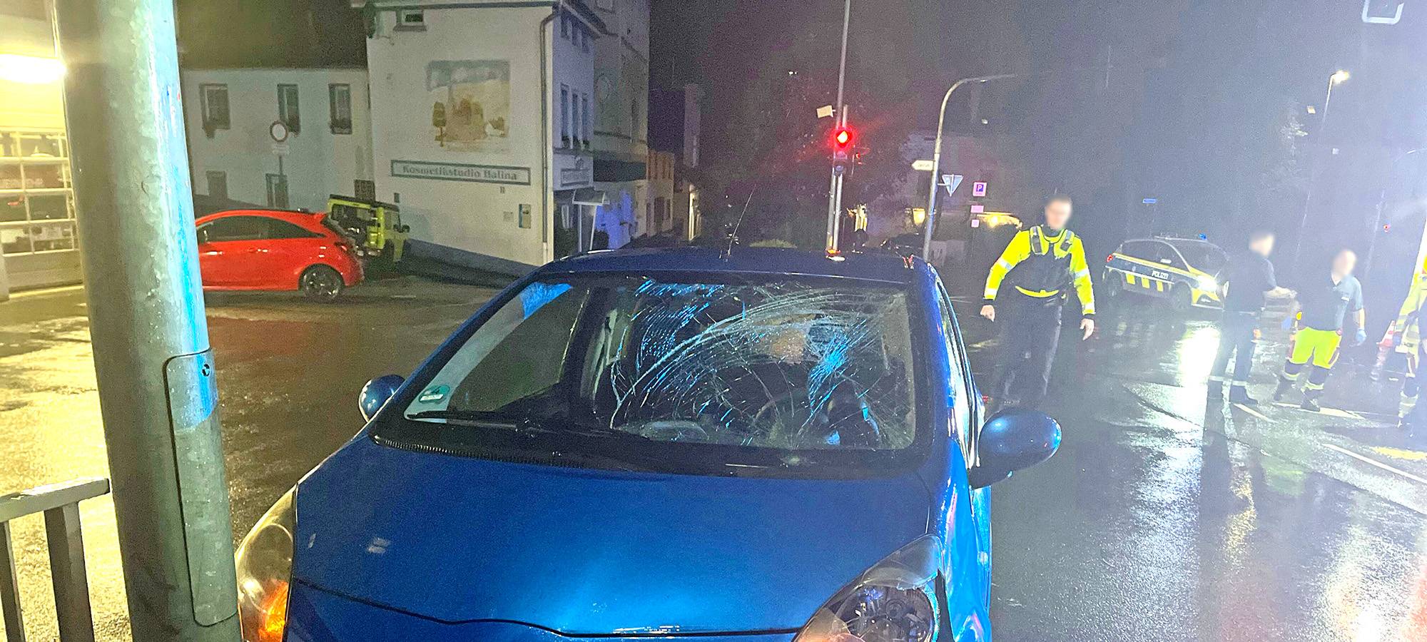 Werdohler fährt zwei Fußgänger an