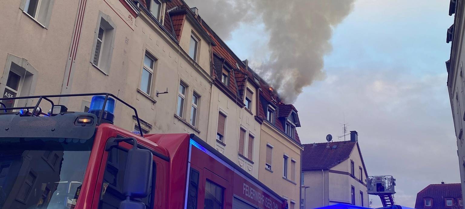 In der Bergwerkstraße in Iserlohn hat am Montagabend eine Dachgeschosswohnung gebrannt.