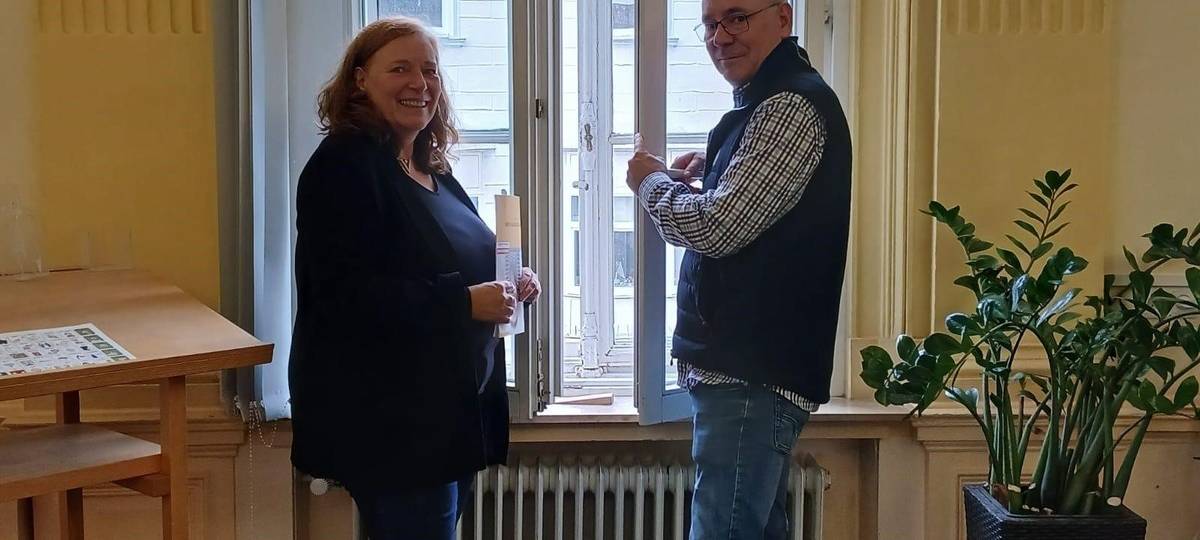 Vor Ort beraten Birgit Stracke (Verbraucherschutz NRW) und Christoph Preker (Polizei Kriminalprävention).