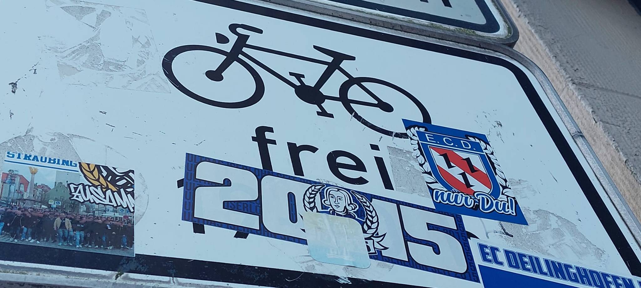 Aufkleber an Verkehrsschildern im Märkischen Kreis: Ein Problem