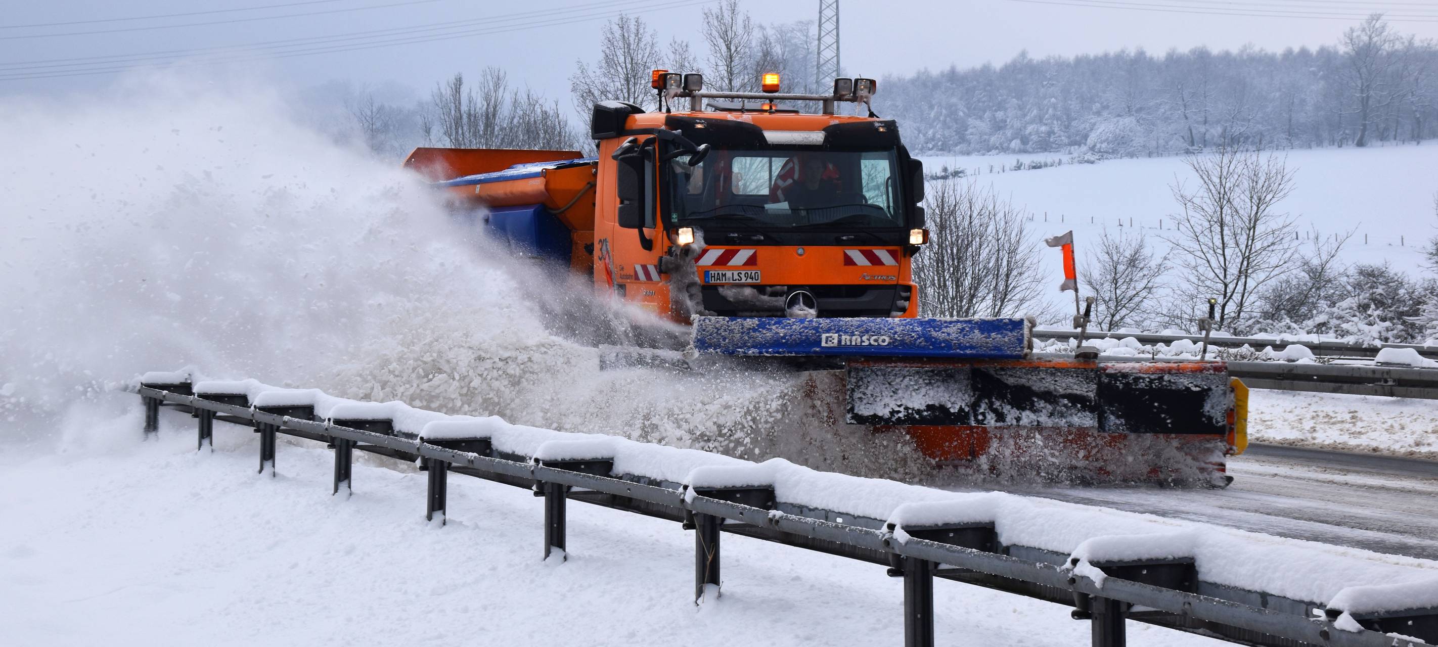 Ein Räumfahrzeug im tiefen Schnee.