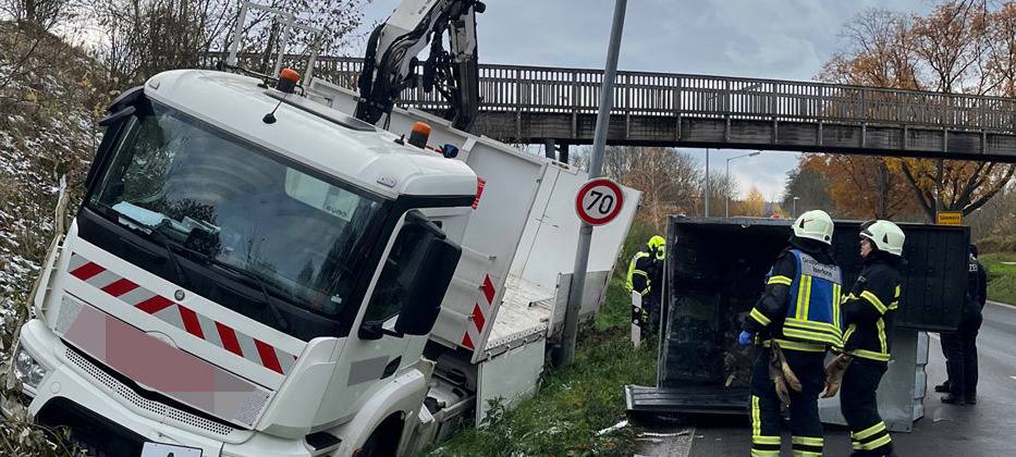 LKW beschädigt Fußgängerbrücke in Iserlohn