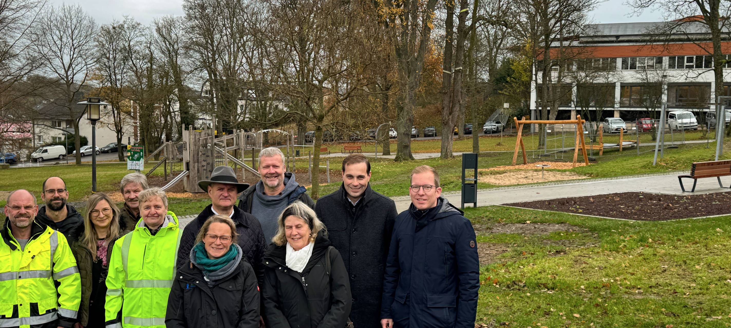 Vertreter von Rat und Verwaltung sowie der ausführenden Unternehmen haben den "neuen" Westiger Park besucht.