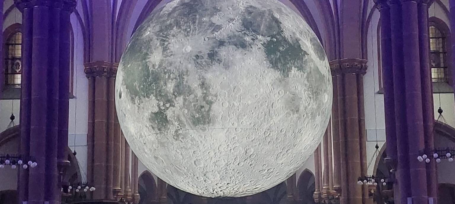 Riesiger Mond im Kiliansdom