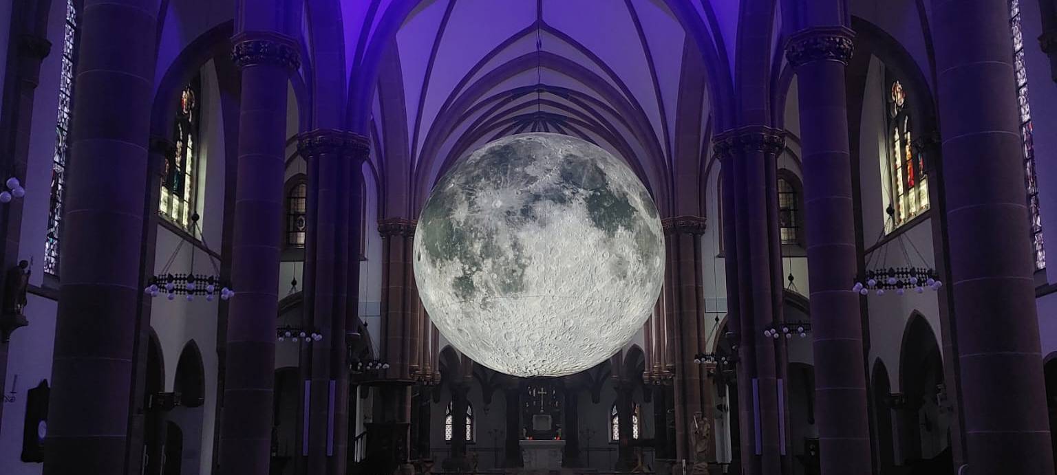 Riesiger Mond im Kiliansdom