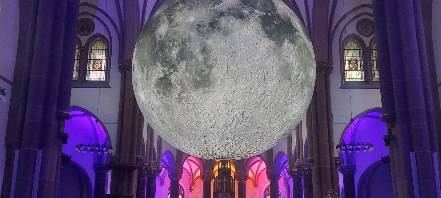 Riesiger Mond im Kiliansdom