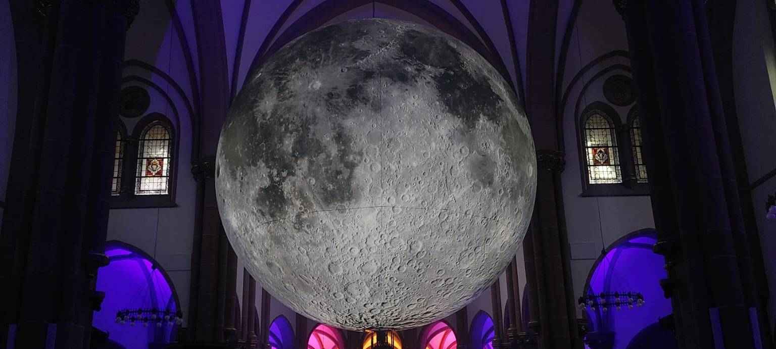 Riesiger Mond im Kiliansdom
