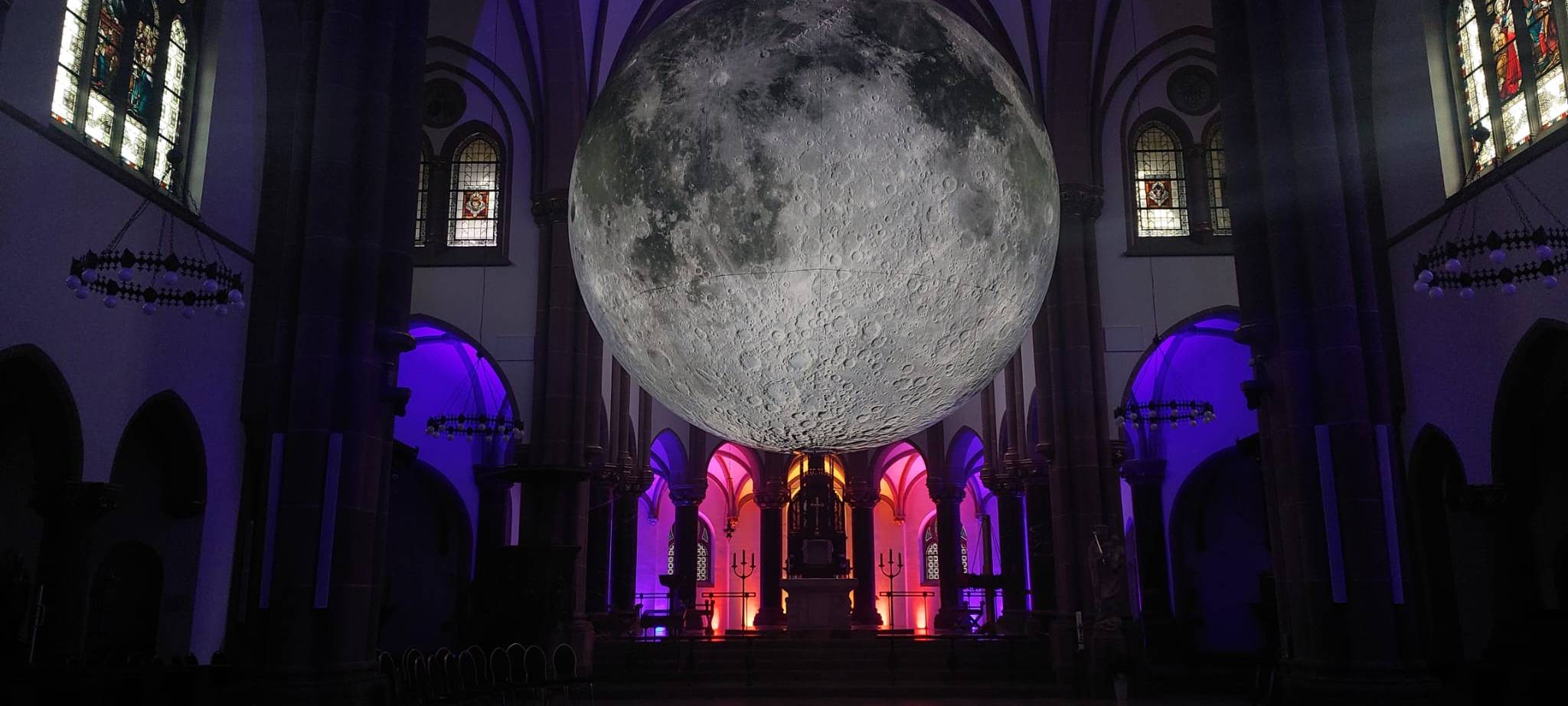Riesiger Mond im Kiliansdom