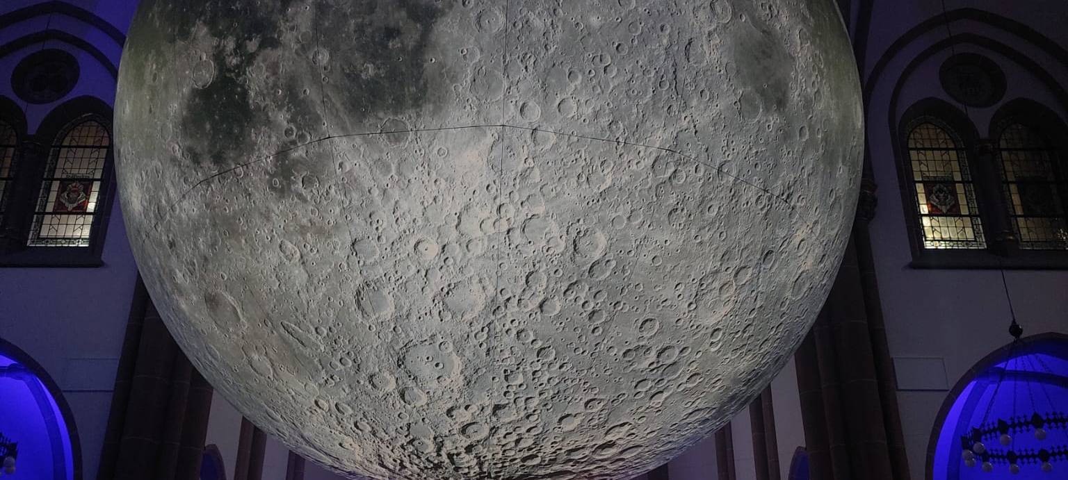 Riesiger Mond im Kiliansdom