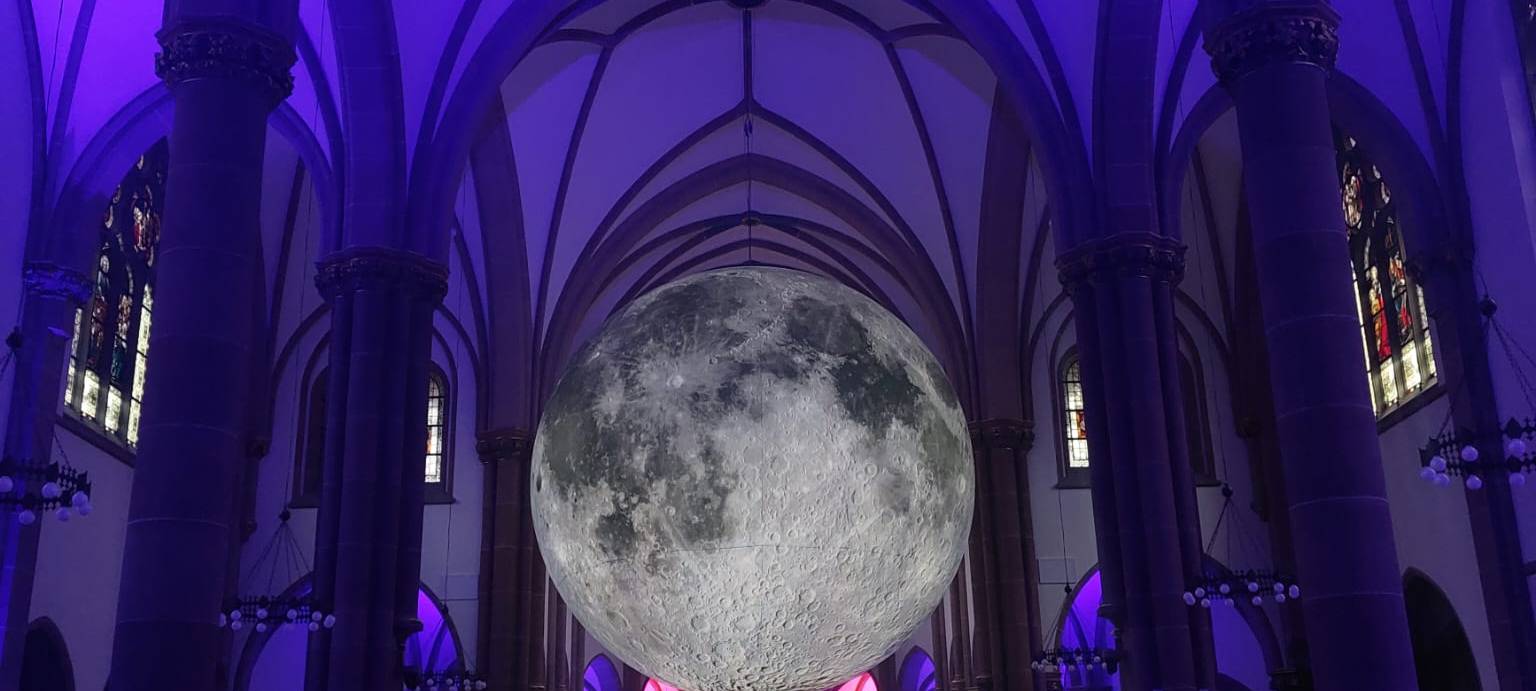 Riesiger Mond im Kiliansdom
