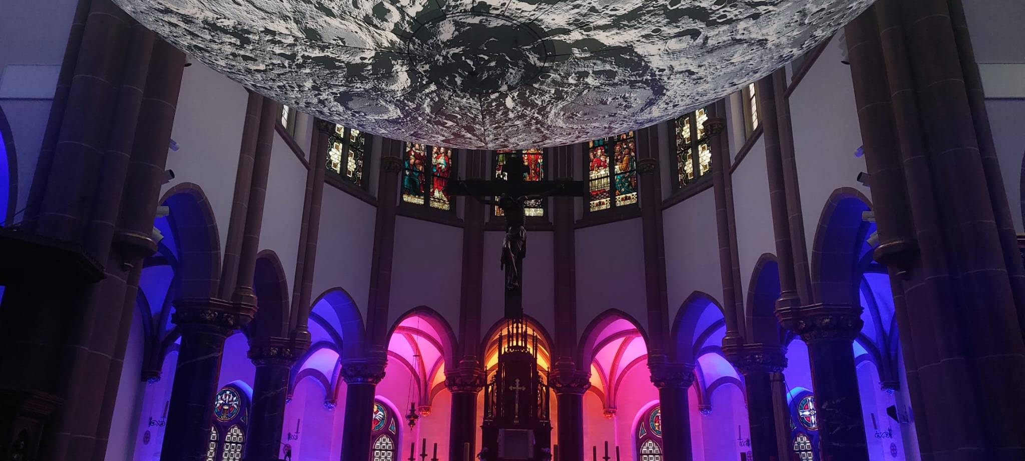 Riesiger Mond im Kiliansdom