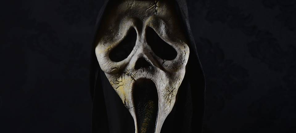 Mit Scream-Maske bedroht