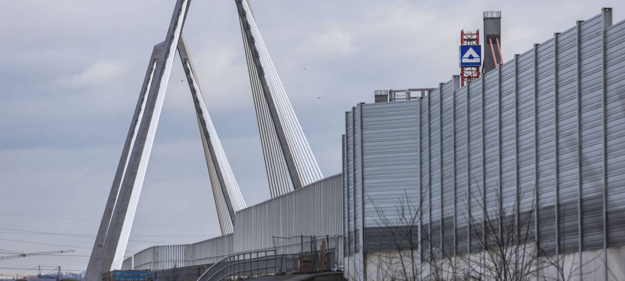 Die Träger des Neubaus der Leverkusener Autobahnbrücke an der A1 sind hinter Schallschutzwänden zu sehen.