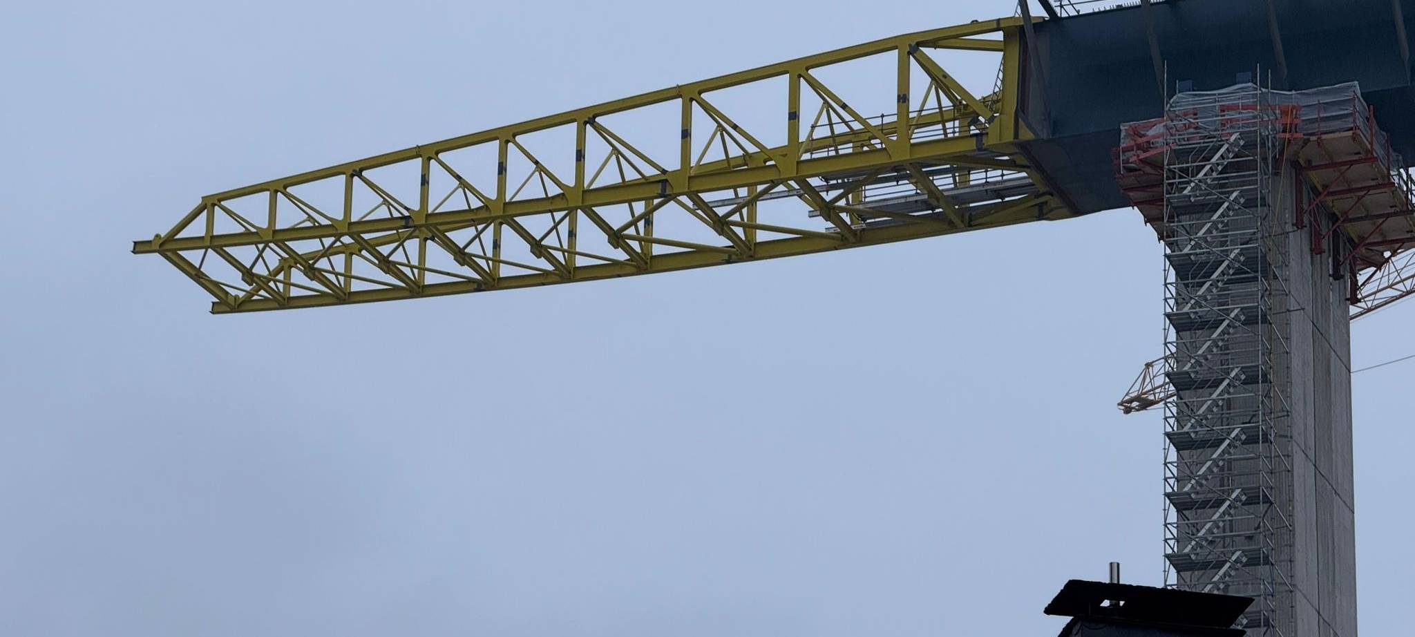 Um final beide Brückenhälften zu vereinen, müssen unter anderem die gelben Vorbauschnäbel, die an den jeweiligen Enden des Brücken-Überbaus sitzen, abgebaut werden.