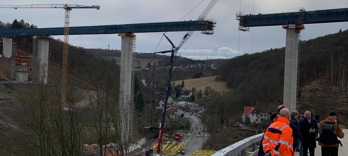 Der Bau der Talbrücke Rahmede ist auf dem Bild zu erkennen.