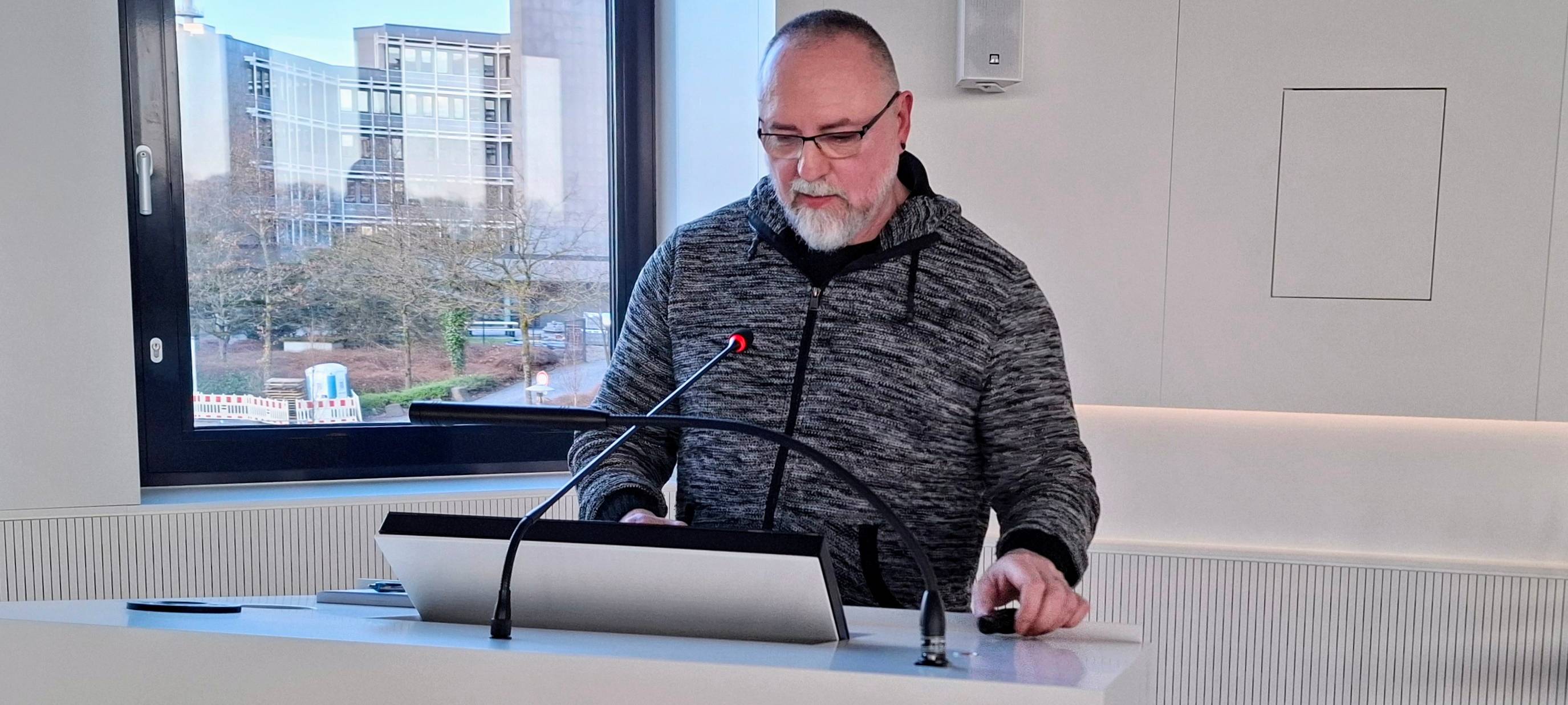 Medienpädagoge Guido Kientopf berichtete im Lüdenscheider Kreishaus über die digitale Neuausrichtung des Medienzentrums.