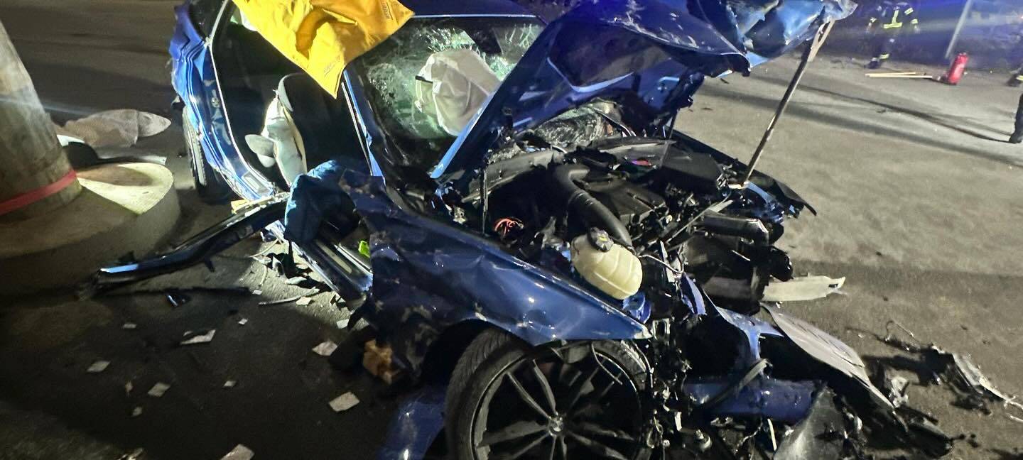 Die Feuerwehr Werdohl wurde am Samstag Abend zu einem schweren Verkehrsunfall mit einer eingeklemmten Person auf die B236 alarmiert.